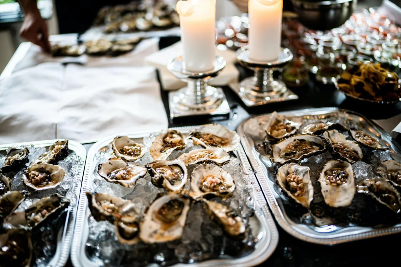 Oesters en kaarslicht aan een feestelijk gedekte tafel