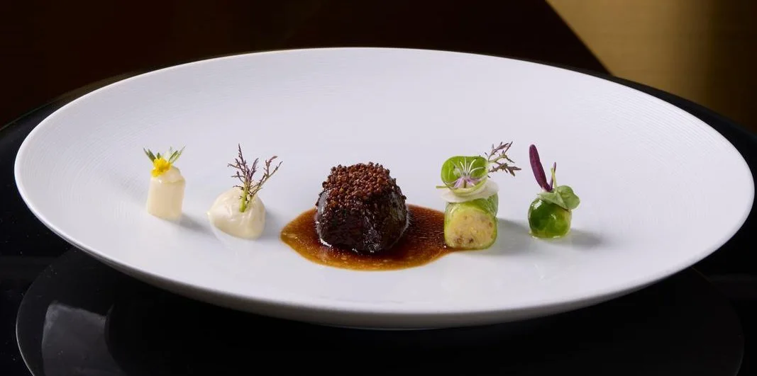 Een gerecht met een verfijnde opmaak